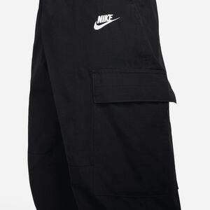NIKE Sportswear Club Fleece Cargo Pants dark grey heather/matte silver/whit  Calças de treino online at SNIPES